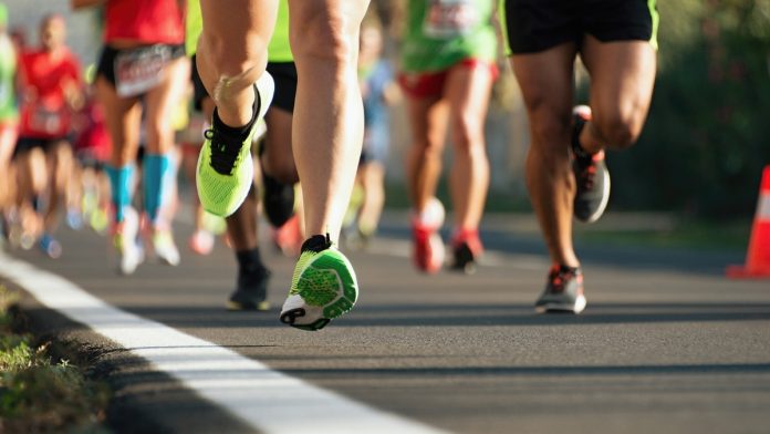 Bán cam ở giải đua marathon: Nghệ thuật chào hàng khiến không ai có thể từ chối